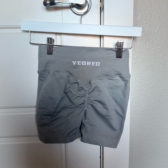 YEOREO Scrunch Butt Workout Shorts Women 3.5" Seamless V Cross Shorts - Picture 4 of 4